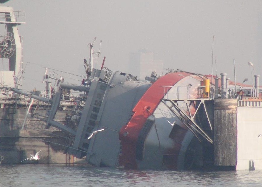 Tau quan su lat tren bien, 10 nguoi chet hinh anh