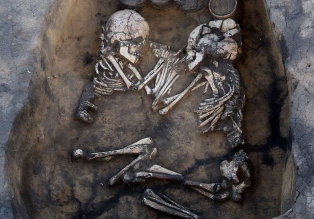 Nghia dia co bi an voi nhung cap hai cot tay trong tay hinh anh