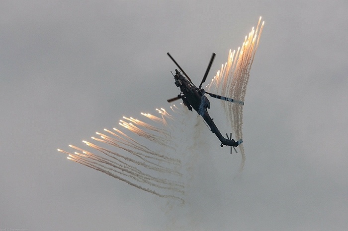 Doi bay Dai bang vang nhao lon, ban phao tren bau troi hinh anh