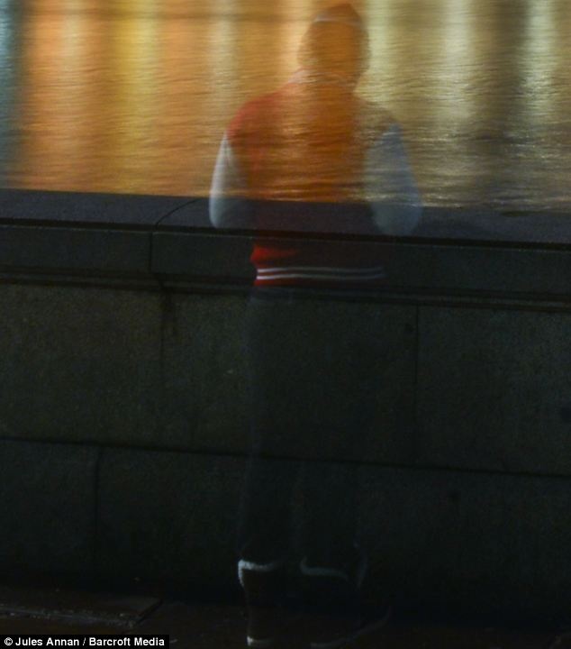 Bong nguoi bi an nhin ve phia toa nha quoc hoi Anh hinh anh