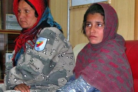 Taliban ep be gai danh bom don canh sat hinh anh