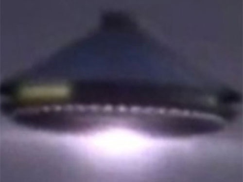 Duc huy chuyen bay vi UFO hinh anh