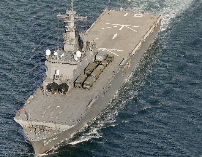 Chiem ham Nhat dam chim tau ca, hai nguoi trong thuong hinh anh