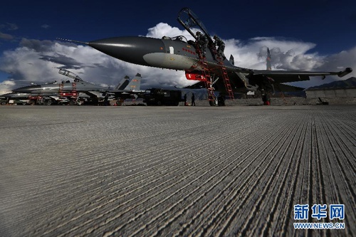 San bay quan su bi mat cua Trung Quoc giua nui tuyet hinh anh