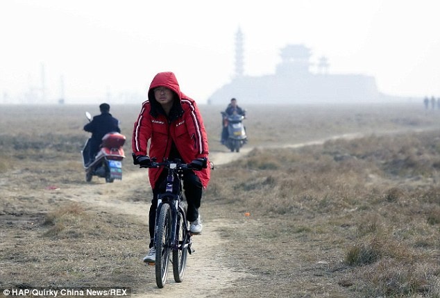 Tha trau, di xe dap duoi long ho nuoc lon nhat Trung Quoc hinh anh