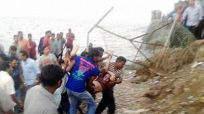 Tau du lich lat o An Do, 21 nguoi chet hinh anh