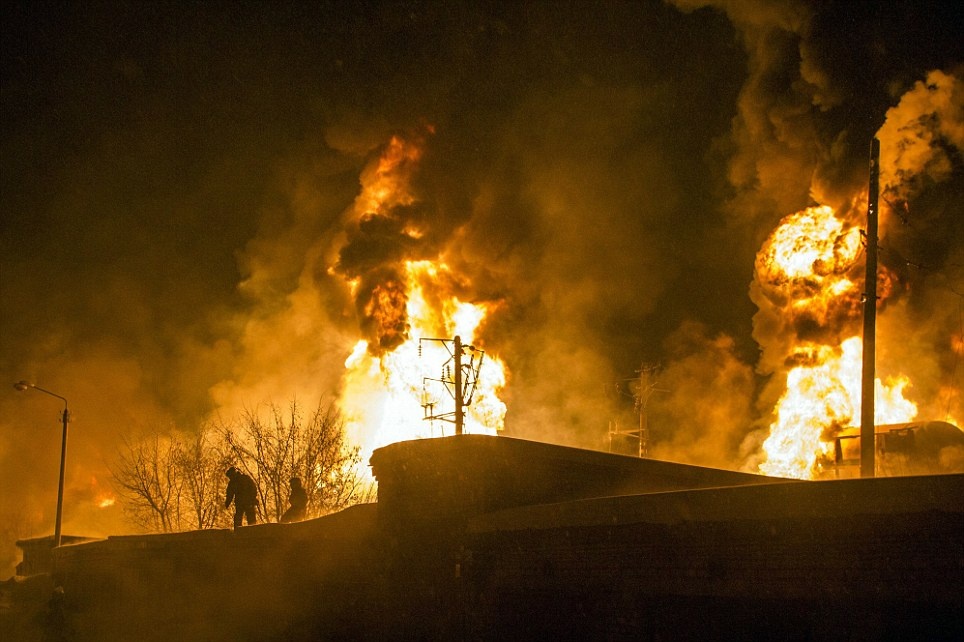 Tau cho khi dot phat no, qua cau lua bao trum duong ray hinh anh