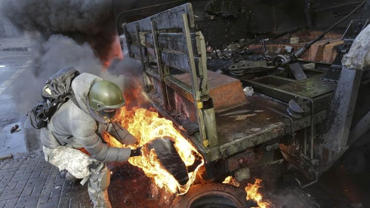 Vu khi nguy hiem trong bao dong dam mau o thu do Ukraina hinh anh