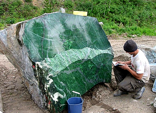 Phat hien khoi ngoc bich nang 50 tan hinh anh