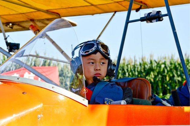 Chuyen doi be trai 6 tuoi biet lai may bay hinh anh