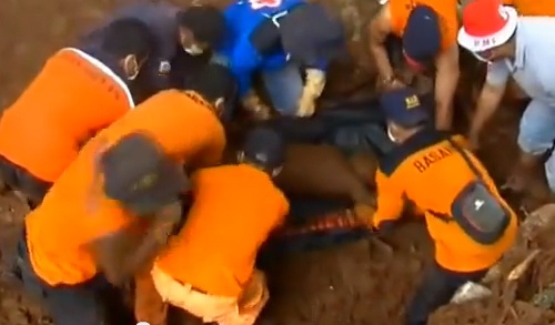 Lo dat o Indonesia, 11 nguoi bi chon song hinh anh