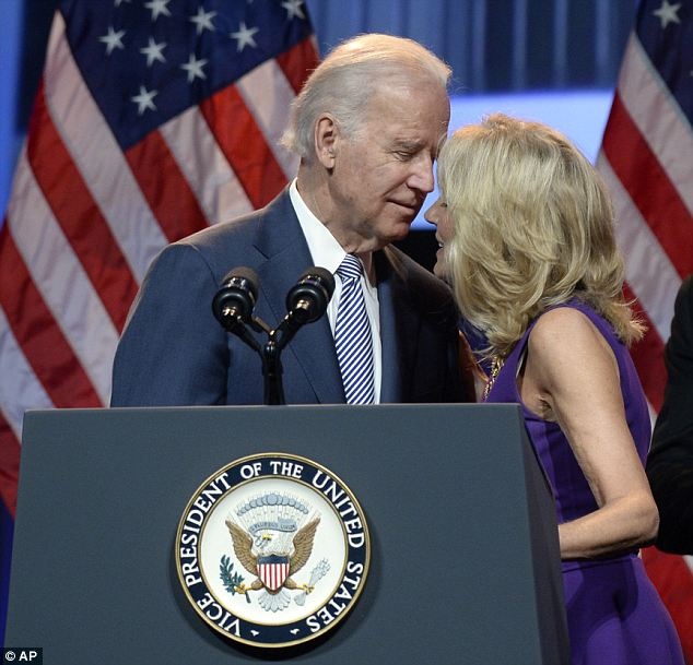 Pho tong thong My pha tro ve chuyen ngu voi vo hinh anh