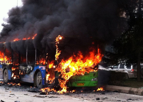 Lua thieu rui xe bus, 10 cong nhan thiet mang hinh anh