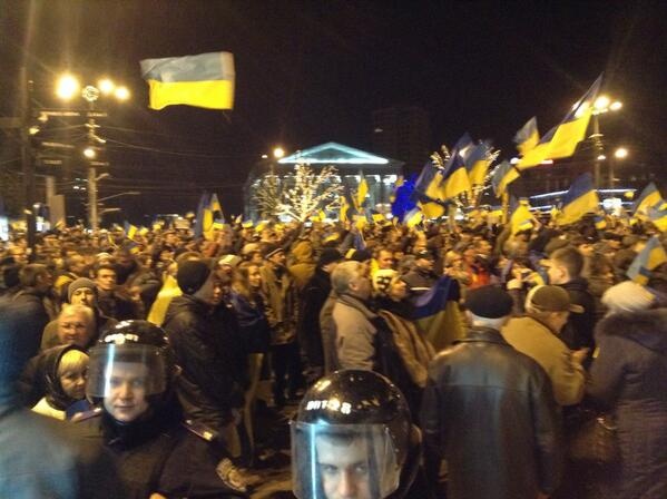 Cuop xe chuyen dung va dap xe canh sat o Donetsk hinh anh