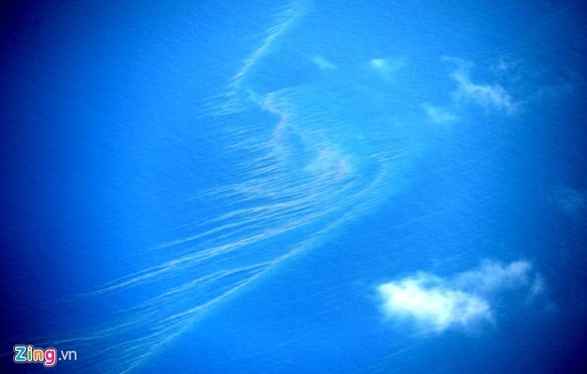 Nhung dau vet day len hy vong tim thay may bay mat tich hinh anh