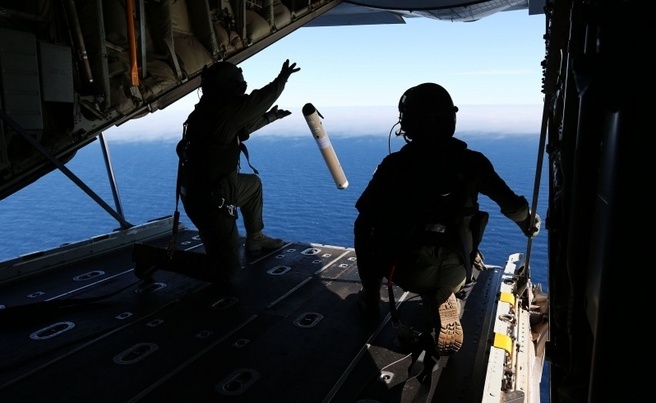 No luc tim kiem vat the tinh nghi bang may quan su hinh anh