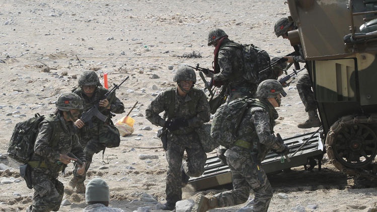 Xe loi nuoc My va Han Quoc tap tran chiem dao hinh anh