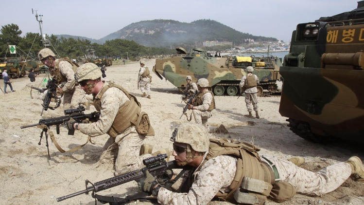 Để đáp trả hành động của Mỹ và Hàn Quốc, trưa nay, Triều Tiên tiến hành tập trận bắn đạn thật ngay gần đường biên giới trên biển. Phía Hàn Quốc cáo buộc Triều Tiên bắn hơn 100 quả đạn pháo vào vùng biển nước này. Seoul đáp trả bằng 300 phát đạn pháo.