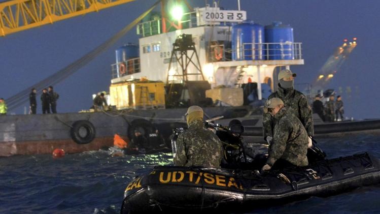 Phat hien 48 thi the nu trong mot buong cua tau dam hinh anh