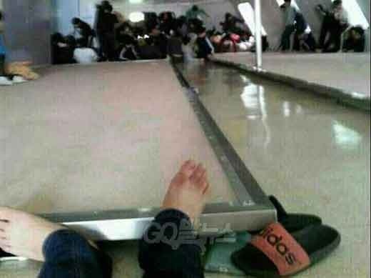 Nhiều hành khách mắc kẹt trên tàu chờ lực lượng cứu hộ tới ứng cứu. Ảnh: Global News/Fact TV.