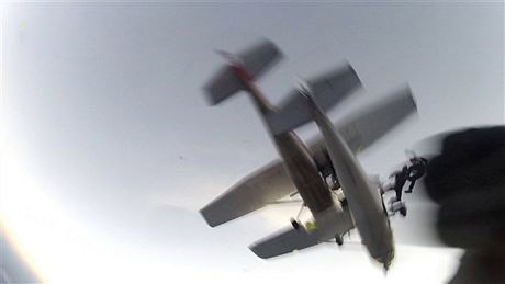 May bay dam nhau, mot phi cong mat tich hinh anh