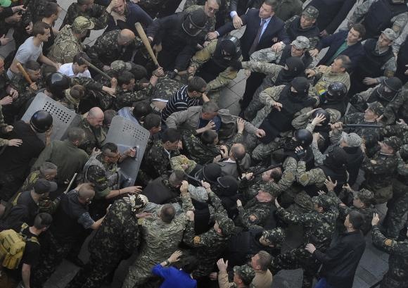 Ukraina bat tuy vien quan su Nga vi cao buoc gian diep hinh anh