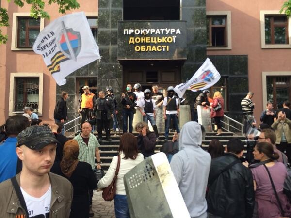 Nguoi than Nga chiem tru so van phong cong to o Donetsk hinh anh