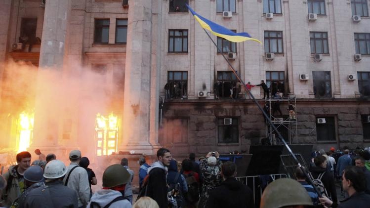 Canh nguoi nhay ra tu cua so toa nha chay o Odessa hinh anh