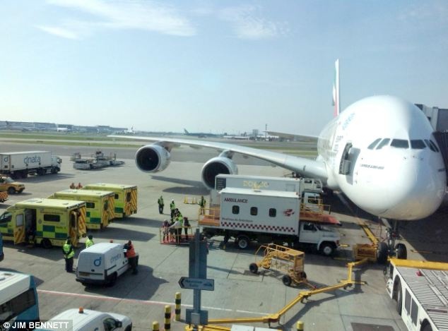 60 tre em nhap vien sau mot chuyen bay tai Anh hinh anh