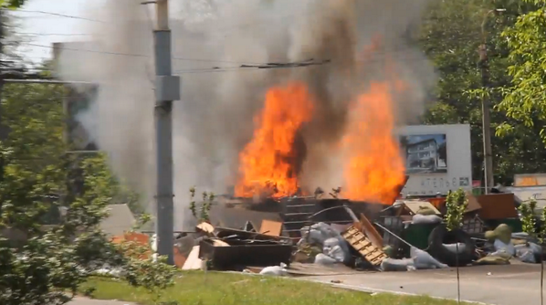 Nguoi bieu tinh dot xe boc thep cua quan doi Ukraina hinh anh