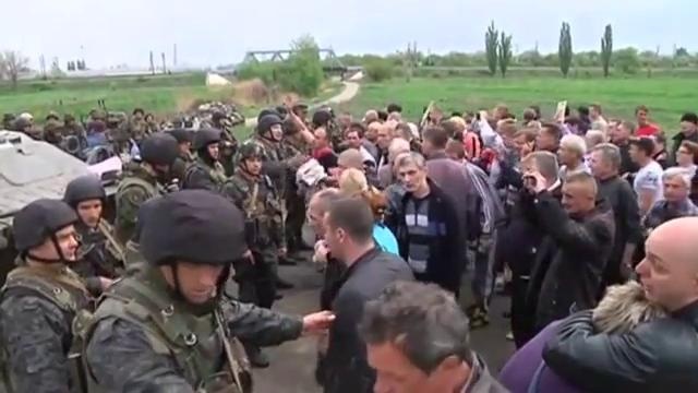 Dan lang noi gian chan xe boc thep cua chinh phu Ukraina hinh anh