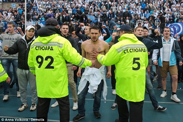 CDV Zenit lao xuong san tan cong cau thu Dinamo Moskva hinh anh