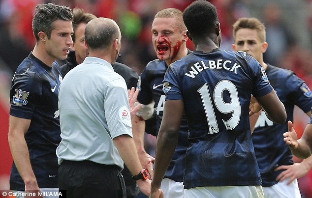 Vidic dam dia mau chay trong ngay chia tay M.U hinh anh