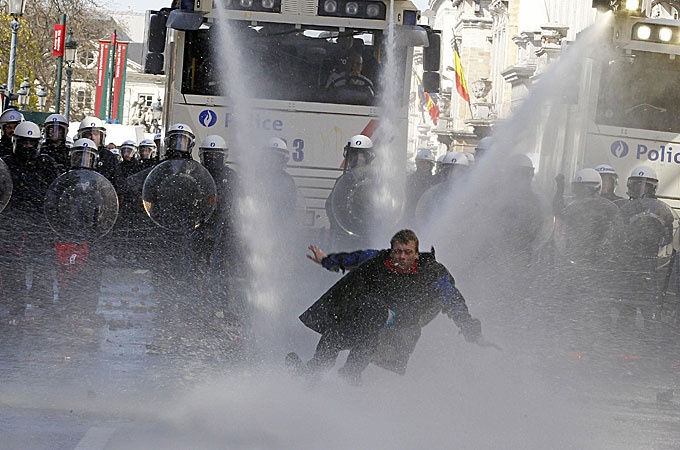 Canh sat Tho Nhi Ky ban voi rong vao nguoi bieu tinh hinh anh