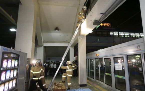 Vu no trong ga tau dien ngam o Han, 11 nguoi bi thuong hinh anh