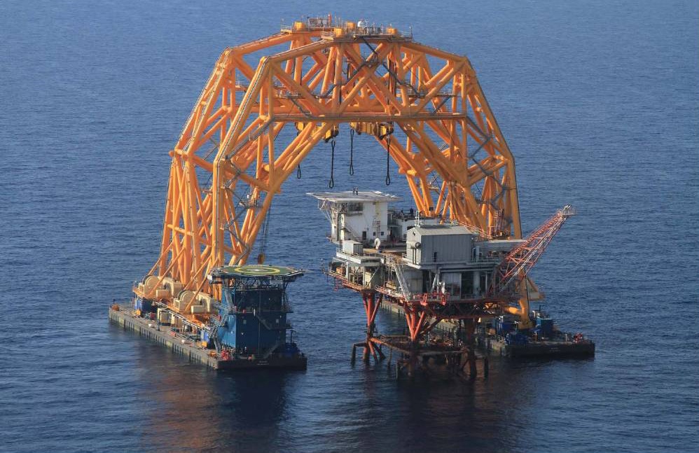 Can canh qua trinh thao do gian khoan tren bien hinh anh