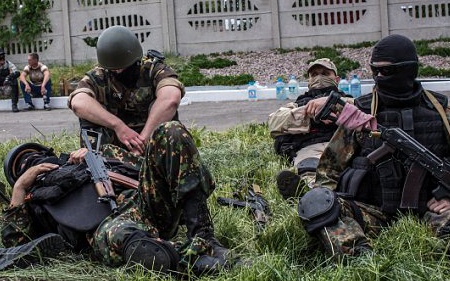 Cac tay sung tan cong san bay Donetsk hinh anh