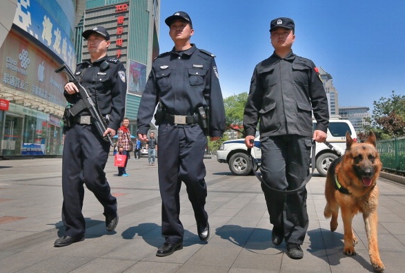 Hang tram cho nghiep vu tuan tra khap duong pho Bac Kinh hinh anh