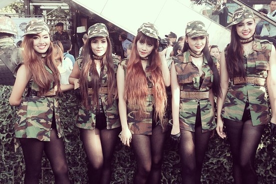 Quan doi Thai xoa diu cang thang bang vu nu va hoa hinh anh