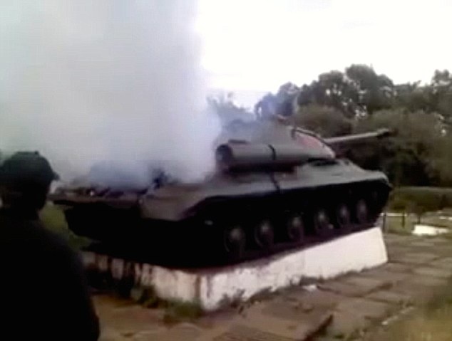 Xe tang bat ngo no may giua bao tang sau 20 nam trung bay hinh anh