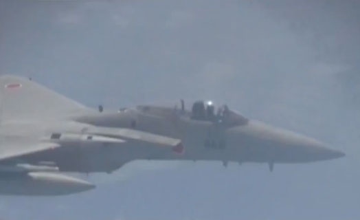 May bay chien dau F-15 cua Nhat Ban ap sat may bay TQ hinh anh