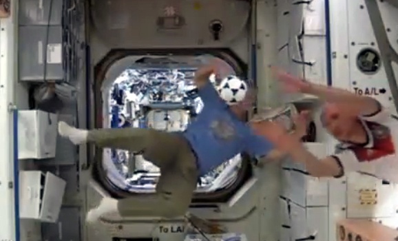 Phi hanh gia da bong tren tram vu tru mung World Cup 2014 hinh anh