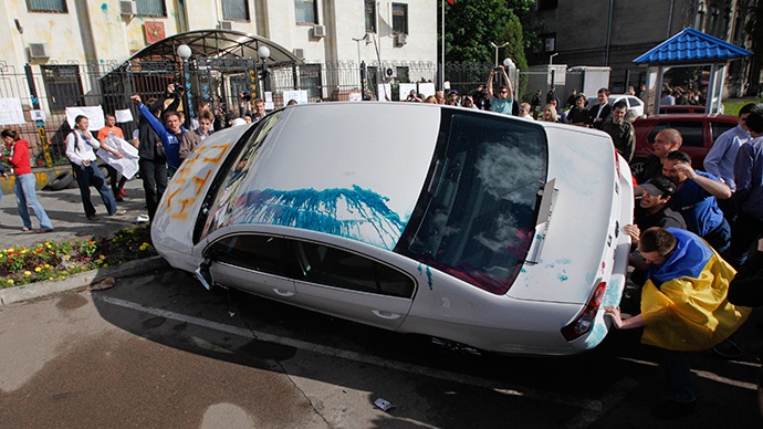 Nguoi bieu tinh tan cong Dai su quan Nga o Ukraina hinh anh