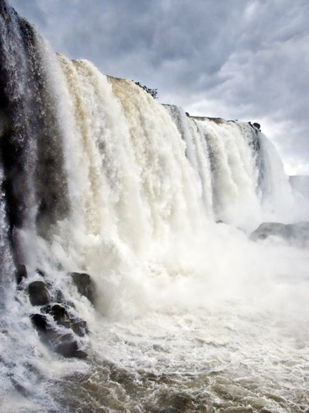 Thac nuoc hung vi nhat Nam My gao thet trong mua lu hinh anh