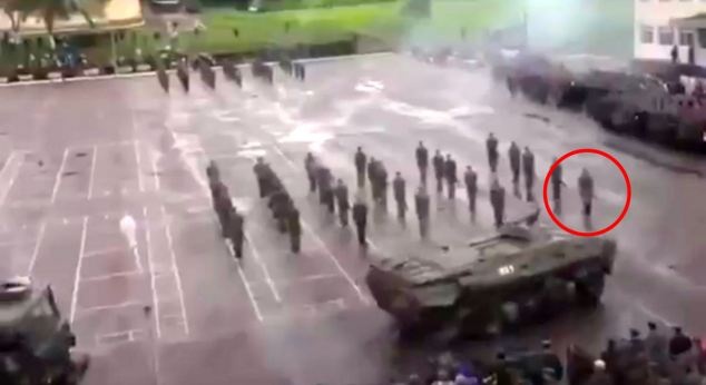 Xe boc thep 20 tan can qua nguoi binh si hinh anh