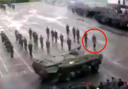 Xe boc thep 20 tan can qua nguoi binh si hinh anh