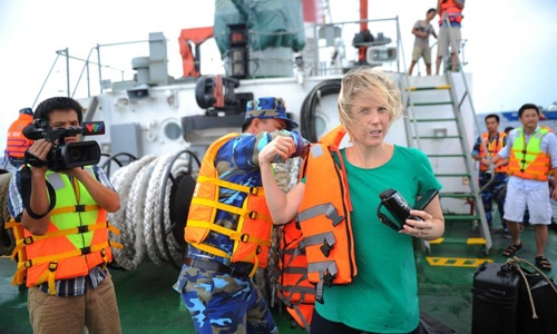 Phong vien nuoc ngoai quay canh tau TQ tan cong tau Viet Nam hinh anh