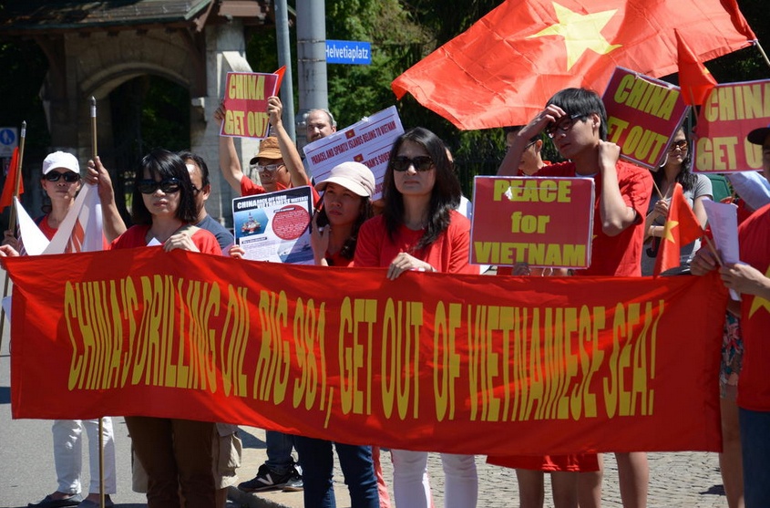 Nguoi Viet tuan hanh de phan doi Trung Quoc tai Thuy Si hinh anh