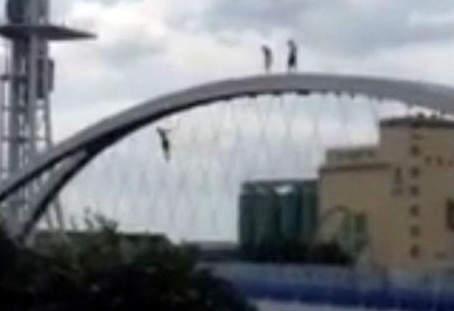 Thieu nien lieu mang nhay cau vi nong hinh anh