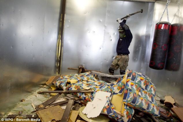 Dap pha dien cuong trong phong xa gian o Italy hinh anh